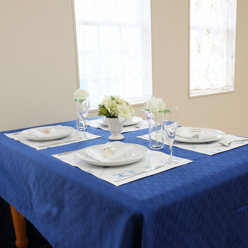 099H911 テーブルクロス（140×220cm）と拭き取れるランチョンマット（ブルー花束）6枚セット