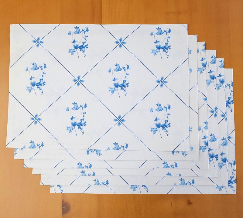 099H911 テーブルクロス（140×220cm）と拭き取れるランチョンマット（ブルー花束）6枚セット