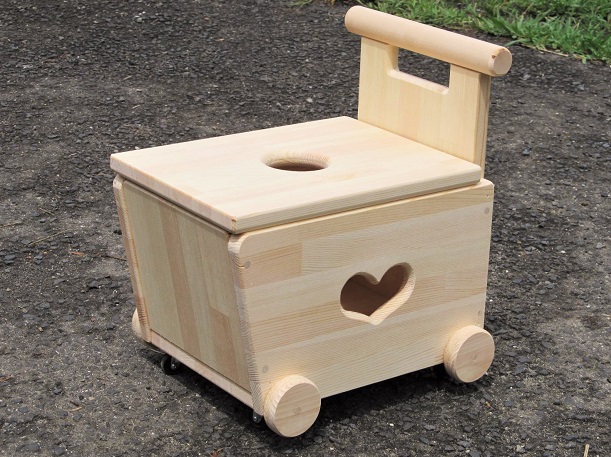 H211_0013 手作り木製おもちゃも運べて座れる蓋付手押し車（片面透かし）